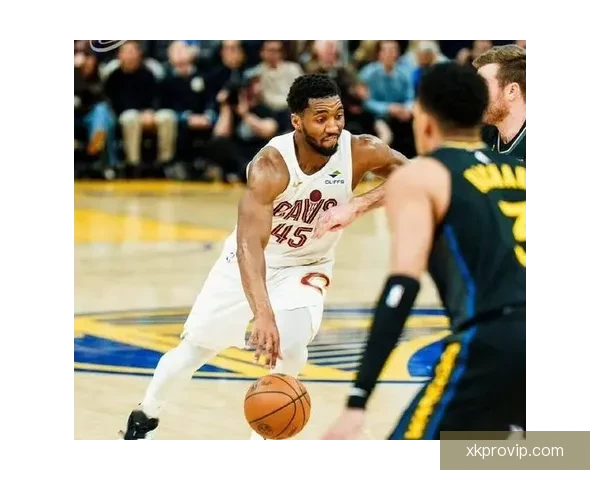 米切尔25分带领骑士复仇勇士锁定季后赛 哈登关键时刻19分助攻奠定胜局